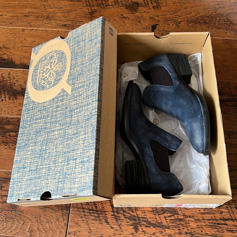 Born Boots. Blue Suede! The style Dallia. Navy